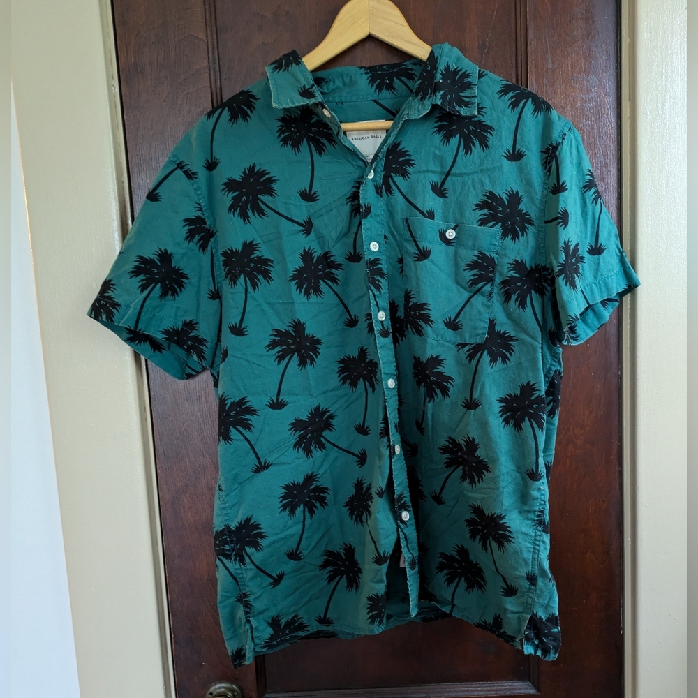 American Eagle Men's short sleeve button down Hawaiian shirt